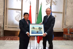 Le vice-Premier ministre Nguyen Chi Dung (gauche) et le ministre italien des Entreprises et du Made in Italy, Adolfo Urso. Photo: VNA