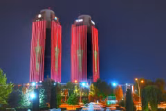 Les tours jumelles de l’Union des chambres de commerce et des bourses de commerce de Turquie (TOBB), à Ankara, se sont illuminées aux couleurs du drapeau vietnamien. Photo: ambassade du Vietnam en Turquie
