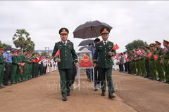 Cérémonie de rapatriement des restes de 172 soldats volontaires et experts vietnamiens tombés au Cambodge au poste frontalier international de Xa Mat. Photo: VNA