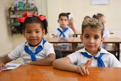 Les élèves de première année découvrent avec joie leur nouvelle classe. Photo : VNA 
