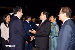 Le président de l'Assemblée nationale Tran Thanh Man, son épouse, et des délégués ouzbeks. Photo : VNA