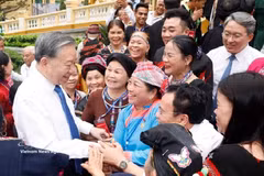 Le secrétaire général du parti et président To Lam avec les anciens chefs de village, responsables de hameaux, artisans et personnalités influentes exemplaires à l’échelle nationale. Photo : VNA