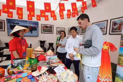 Des visiteurs découvrent des produits d’artisanat traditionnel vietnamien lors de l’événement. Photo : VNA
