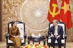 Le secrétaire général du Parti communiste du Vietnam, To Lam, et Men Sam An, vice-présidente du Parti du Peuple cambodgien. Photo: VNA