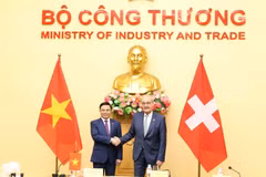 Le ministre vietnamien de l’Industrie et du Commerce, Le Manh Hung (gauche) et le président de la Confédération suisse, Guy Parmelin. Photo: moit.gov.vn.jpg