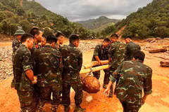Une bombe retirée en toute sécurité d'une zone inondée à Diên Biên Photo: Télévision de Diên Biên