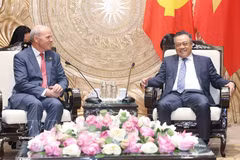 Tran Sy Thanh, membre du Bureau politique, secrétaire du Comité central du Parti et président de la Commission centrale de contrôle, et l’ambassadeur du Canada au Vietnam, Jim Nickel. Photo: VNA