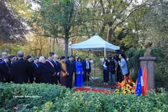 Le haut dirigeant To Lam, accompagné de son épouse et d’une délégation de haut niveau, a rendu hommage, le 10 septembre, au Président Ho Chi Minh devant sa statue, au parc Montreau, à Montreuil. Photo: VNA