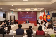 L’ambassadeur du Vietnam au Japon, Pham Quang Hieu, a rencontré à Tokyo une trentaine de créateurs de contenu et de personnalités vietnamiennes influentes sur les réseaux sociaux (KOL), ainsi que des représentants des médias vietnamiens au Japon. Photo: VNA