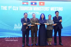 Délégués à la première Conférence des ministres du Tourisme du Cambodge, du Laos et du Vietnam. Photo: VNA