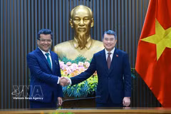 Le Premier ministre Le Minh Hung (droite) reçoit le ministre d’État indien aux Affaires extérieures. Photo: VNA
