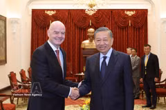 Le secrétaire général du Parti et président vietnamien, Tô Lâm (droite), et le président de la Fédération internationale de football association (FIFA), Gianni Infantino, présent dans la capitale vietnamienne pour assister à la finale retour de l’ASEAN Cup 2026 entre le Vietnam et la Thaïlande. Photo: VNA