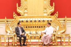 Le ministre vietnamien des Affaires étrangères, Le Hoai Trung (gauche), et le président du Myanmar, Min Aung Hlaing. Photo: VNA
