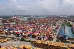 Face à la flambée des prix des carburants liée aux tensions au Moyen-Orient, le Vietnam s’emploie à contenir l’impact sur les secteurs du transport et de la construction. Photo: VNA