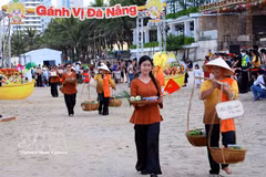 Le défilé culinaire intitulé « Gánh vị Đà Nẵng » réunit plus de 70 vendeurs ambulants et une parade de cyclo-pousses. Photo: VNA