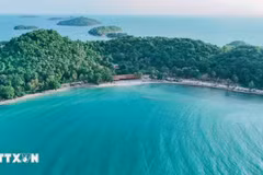 Les "Îles des Pirates" forment une magnifique région maritime où les touristes peuvent admirer une nature préservée et découvrir l’histoire locale. Photo : VNA
