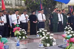 La vice-Première ministre Pham Thi Thanh Tra, également présidente du Comité national chargé de la recherche, du rapatriement et de l’identification des martyrs, ainsi que de nombreux responsables et représentants locaux, ont participé à la cérémonie d’inhumation. Photo: VNA