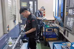 Fabrication de pièces pour les industries automobile et moto dans la compagnie KD Heat Technology, dans la zone industrielle de Diem Thuy, province de Thai Nguyen. Photo : VNA