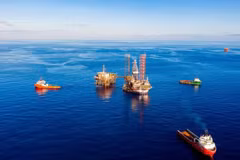 Déploiement d’une plateforme de forage autoélévatrice sur un site d’exploration pétrolière et gazière en mer. Photo : PVN