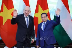 Le Premier ministre Pham Minh Chinh (droite) et le président hongrois, Sulyok Tamas. Photo: VNA 