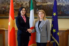 La vice-ministre vietnamienne de l'Industrie et du Commerce Phan Thi Thang (gauche) et la sous-secrétaire d’État italienne aux Affaires étrangères et à la Coopération internationale, Maria Tripodi. Photo: ministère vietnamien de l’Industrie et du Commerce