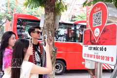 Les sites touristiques, entreprises et prestataires de services déploient des codes QR intégrés à des applications fournissant informations, itinéraires, services médicaux et d’hébergement, facilitant ainsi l’expérience des visiteurs. Photo: VNA