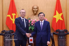 Le professeur associé et docteur Doan Minh Huan, membre du Bureau politique et directeur de l’Académie,(droite) et Kobayashi Yosuke, représentant en chef de l’Agence japonaise de coopération internationale (JICA) au Vietnam. Photo: VNA