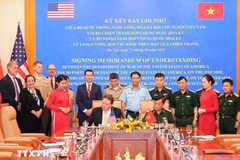 Le ministère vietnamien de la Défense et le Département de la Guerre et le Département d'État des États-Unis ont signé, le 31 octobre à Hanoï, un mémorandum d’accord visant à renforcer la coopération dans la résolution des conséquences de la guerre au Vietnam. Photo: VNA