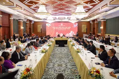 La réunion entre le président du Comité populaire de Hanoï, Vu Dai Thang, et la délégation de Vietnamiens d’outre-mer. Photo: VNA