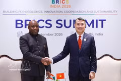 Le Premier ministre du Vietnam Le Minh Hung (droite) et le président burundais Évariste Ndayishimiye. Photo: VNA