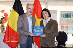 L'ambassadrice Nguyen Huong Tra remet le livre « L'affection des peuples du monde pour le président Ho Chi Minh » à Benjamin Pestieau, secrétaire général adjoint du Parti du travail de Belgique (PTB). Photo : VNA 