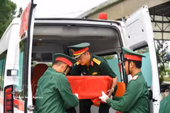 La ville de Can Tho a envoyé 670 échantillons prélevés sur des restes de martyrs non identifiés à l'Institut de médecine légale militaire de Hanoï pour des analyses ADN. Photo: VNA