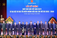 La célébration de la Journée des enseignants vietnamiens (20 novembre) et du VIIIᵉ Congrès d’émulation patriotique du secteur de l’éducation à l’Université pédagogique de Hanoï. Photo: VNA