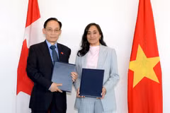 Le ministre des AE Le Hoai Trung et son homologue canadienne Anita Anand. Photo: ministère des AE du Vietnam