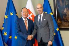 L'ambassadeur du Vietnam en Slovaquie, Pham Truong Giang (gauche), et le conseiller du ministre slovaque de l'Intérieur, Ladislav Csemi. Photo: VNA