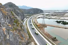 Sun Group lance une phase d'essai d'un système de transport public moderne et écologique à Cat Ba, comprenant des véhicules électriques et des navettes gratuites. Photo: Sun Group