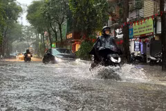 Le typhon Matmo s’affaiblit en dépression tropicale et devrait provoquer de fortes pluies à Hanoï. Photo: VNA