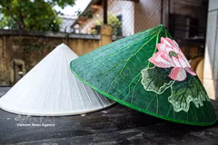 Outre le chapeau conique traditionnel, l'apparition des chapeaux en feuilles de lotus apporte un vent de fraîcheur et enrichit l'esthétique du village artisanal. Photo: VNA