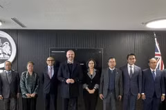 L'ambassadeur du Vietnam en Australie, Pham Hung Tam (troisième à partir de la droite), lors d'une séance de travail avec le ministre en chef du Territoire de la capitale australienne, Andrew Barr. Photo : VNA