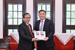 Le directeur général adjoint de la VNA Nguyen Tuan Hung (gauche) et Ren Weidong, rédacteur en chef adjoint de Xinhua. Photo: VNA