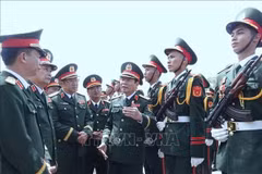 L'École met en œuvre un programme d'entraînement exhaustif visant à parfaire la discipline et la coordination des troupes. Photo: VNA