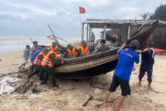 Les autorités et les pêcheurs ramènent les bateaux à terre pour s'abriter de la tempête. Photo : VNA
