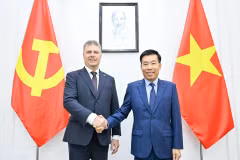 Nguyen Manh Cuong, secrétaire adjoint permanent du Comité du Parti du ministère des Affaires étrangères, vice-ministre des Affaires étrangères (droite) et Roman Roun, président du Parti communiste de Bohême et Moravie (KSČM). Photo : baoquocte.vn