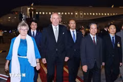 Le président hongrois et son épouse arrivent à Hanoï pour une visite officielle au Vietnam. Photo: VNA