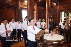 Tran Cam Tu, membre du Bureau politique et permanent du Secrétariat du Comité central (CC) du Parti communiste du Vietnam, conduit une délégation de haut niveau pour déposer des fleurs et brûler de l’encens en mémoire du Président Hô Chi Minh au site national spécial de Kim Lien, dans la commune éponyme, province de Nghe An. Photo: VNA