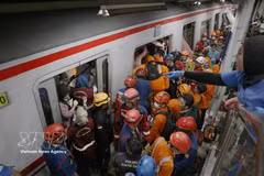 Des secouristes à l’œuvre sur les lieux de l’accident ferroviaire à Bekasi (Indonésie), dans la nuit du 27 avril 2026. Photo : Xinhua/VNA.