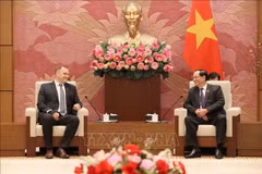Le vice-président de l’Assemblée nationale du Vietnam, le général de corps d’armée Tran Quang Phuon reçoit le 3 février une délégation de la Commission de la sécurité nationale du Parlement hongrois, conduite par son président Zoltán Sas. Photo : VNA