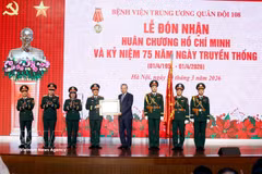 Le secrétaire général To Lam remet l'Ordre Ho Chi Minh à l'Hôpital central militaire 108. Photo : VNA