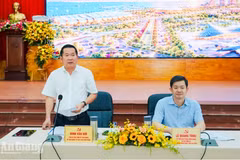 Dinh Van Noi, secrétaire adjoint du Comité provincial du Parti et secrétaire du Comité du Parti de la zone spéciale de Phu Quôc à la rencontre. Photo: baoangiang.com