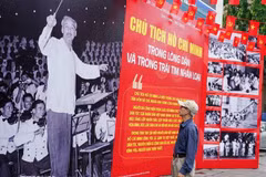 Les habitants de la capitale visitent l'exposition photographique « Le Président Hô Chi Minh dans le cœur du peuple et dans le cœur de l'humanité » au siège de l'Agence vietnamienne d'information à Hanoï. Photo : VNA